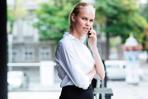 Zamyślony biznes kobieta rozmowy na telefon komórkowy — Zdjęcie stockowe