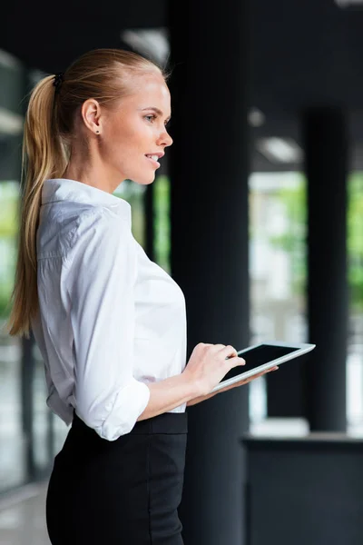 Imprenditrice che utilizza tablet digitale al di fuori dell'edificio per uffici — Foto Stock