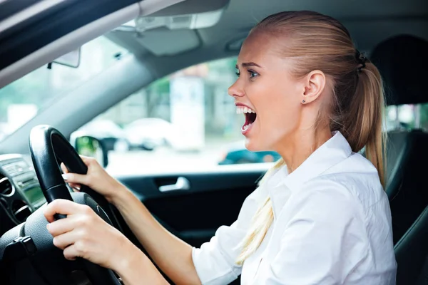 Mujer de negocios asustada conduciendo su coche —  Fotos de Stock