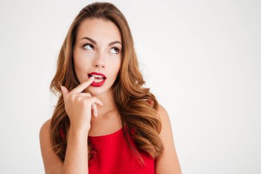 Güzel uzağa arıyorsunuz Kırmızı elbiseli kadına merak