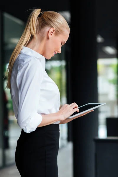 Επιχειρηματίας χρησιμοποιώντας ψηφιακό tablet έξω από κτίριο γραφείων — Φωτογραφία Αρχείου