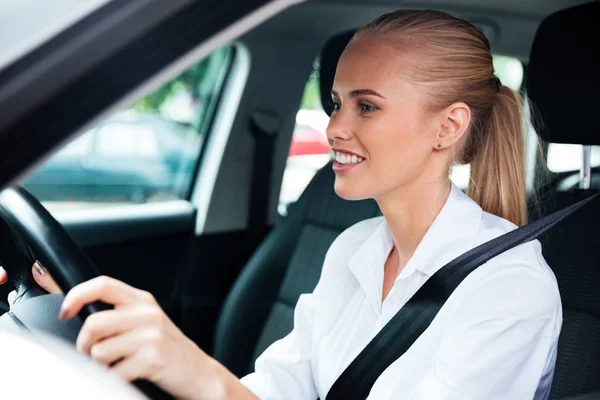 Retrato de cerca de una mujer de negocios conduciendo su coche — Foto de Stock