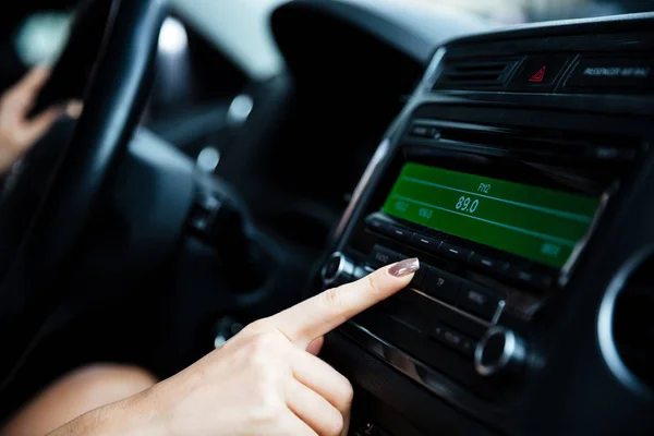 Woman hand pushing the power button in car — Stock Photo, Image
