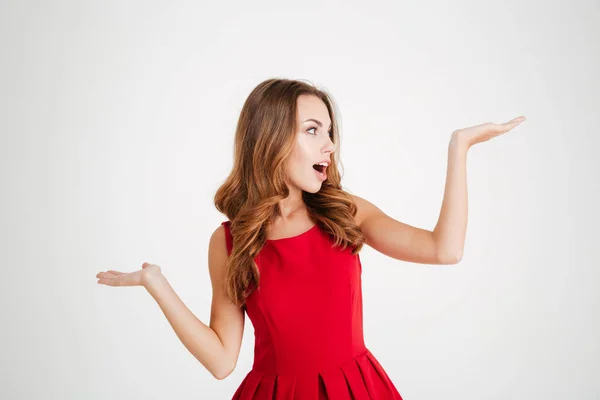 Mujer en vestido de santa claus sosteniendo copyspace en dos palmas — Foto de Stock