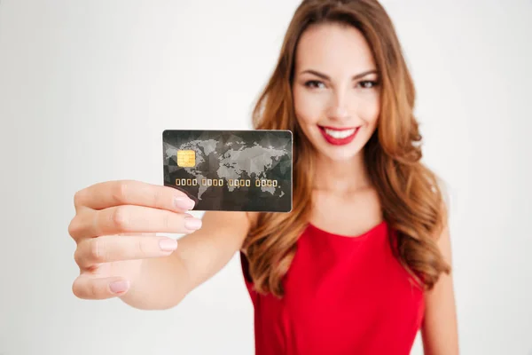 Glücklich attraktive junge Frau hält und zeigt Kreditkarte — Stockfoto