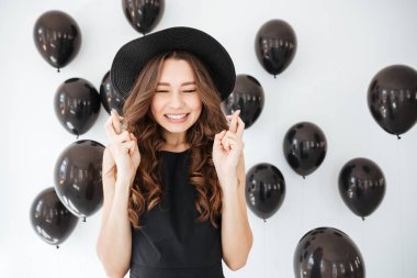 Parmak çarpı işareti ile duran mutlu genç kadın