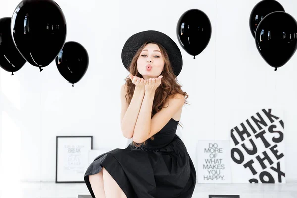 Chica enviando beso sobre fondo blanco con globos y carteles —  Fotos de Stock