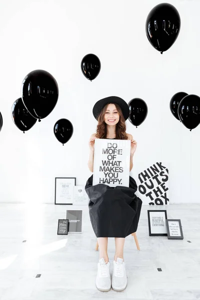 Siyah balon bankamatik üzerinde beyaz tahta ile neşeli kız — Stok fotoğraf