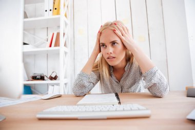İşkadını oturan ve sahip baş ağrısı Office