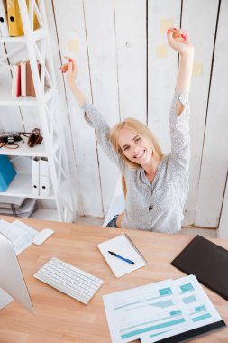 Eller molası verdikten ve germe kadın sandalyede otururken