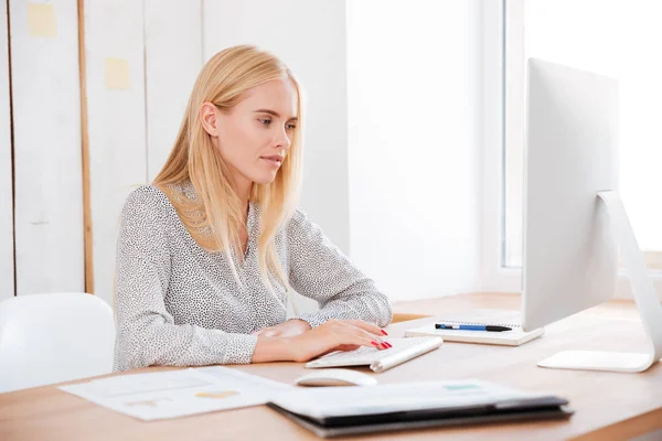 魅力的な笑顔ビジネスの女性は、オフィスでノート パソコンでの作業 — ストック写真