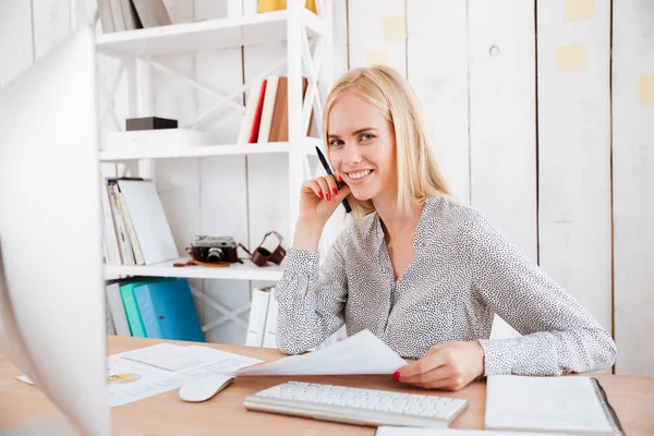 Szczęśliwy młody biznes kobieta siedzi z komputerem w biurze — Zdjęcie stockowe