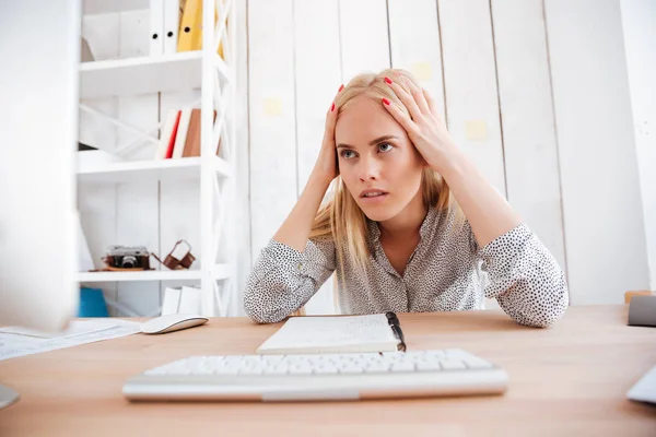 Donna d'affari seduta e con mal di testa in ufficio — Foto Stock