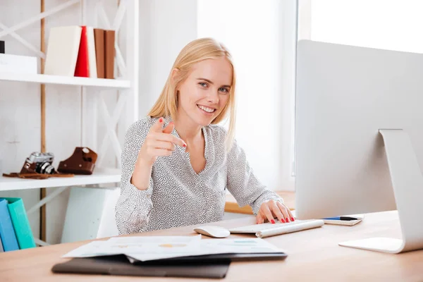 Retrato de uma jovem mulher de negócios sorrindo trabalhando com computador — Fotografia de Stock