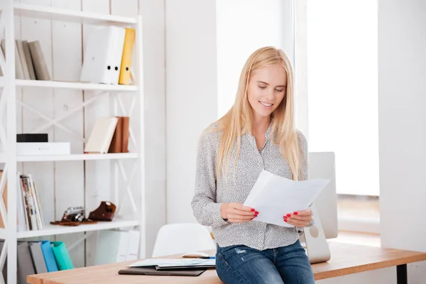 Ler affärskvinna sitter på kontoret skrivbordet och läsa dokument — Stockfoto