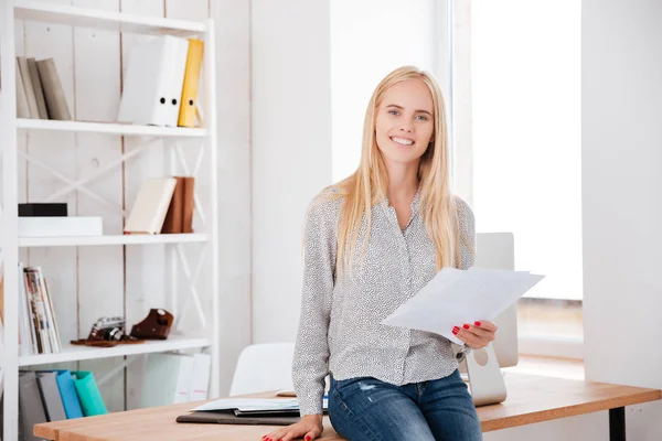 Ler affärskvinna hålla dokument och sitter på kontoret skrivbordet — Stockfoto