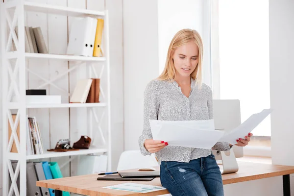 Affärskvinna sitter på kontoret skrivbordet och läsa dokument — Stockfoto