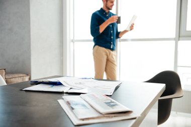 Adam arka plan kahve içme. Tablo belgelerle odaklanmak.