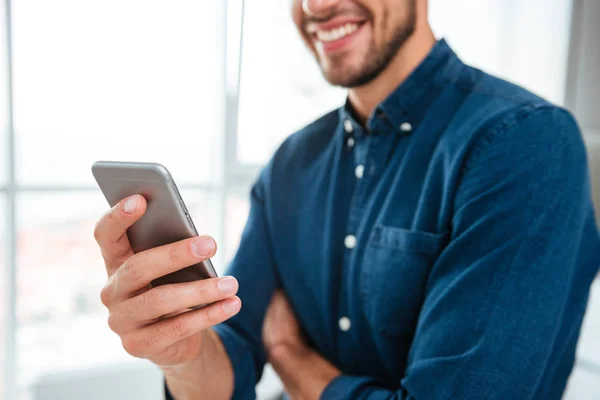 Bijgesneden foto van jonge man met zijn smartphone — Stockfoto