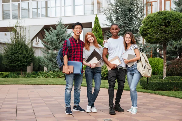 Glückliche junge Leute stehen gemeinsam im Freien auf dem Campus — Stockfoto