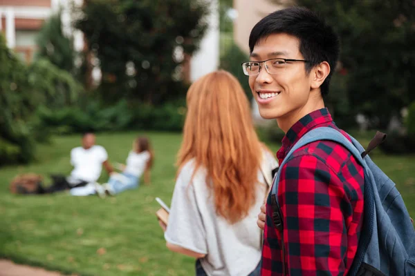 Gelukkig man student met rugzak buiten wandelen — Stockfoto