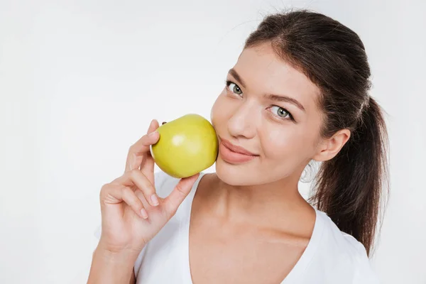 Gelukkige vrouw met apple in de buurt van gezicht — Stockfoto