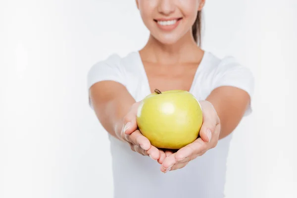 Обрізана картина молодої веселої жінки, що тримає яблуко — стокове фото