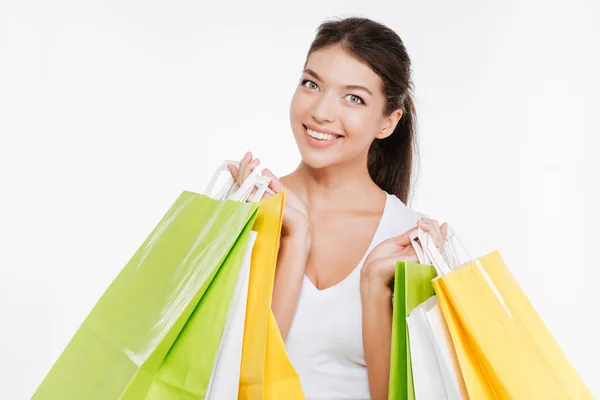 Щаслива жінка тримає покупки після покупок — стокове фото