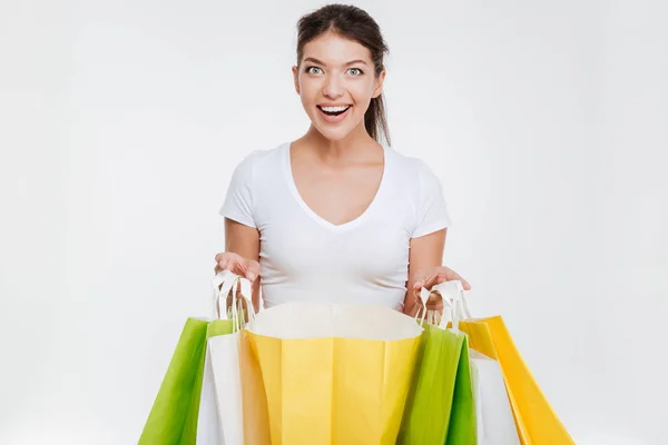 Mujer feliz sosteniendo compras después de comprar —  Fotos de Stock