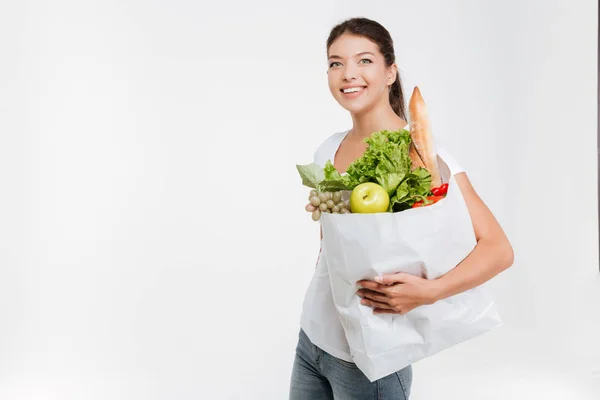 Femme heureuse tient fruits et légumes — Photo