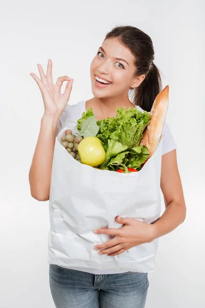 Junges Modell hält Paket mit Lebensmitteln — Stockfoto