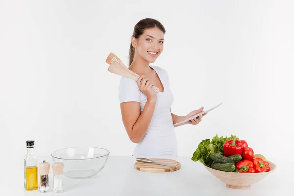 Wesoły kobieta gotowania z warzywami — Zdjęcie stockowe
