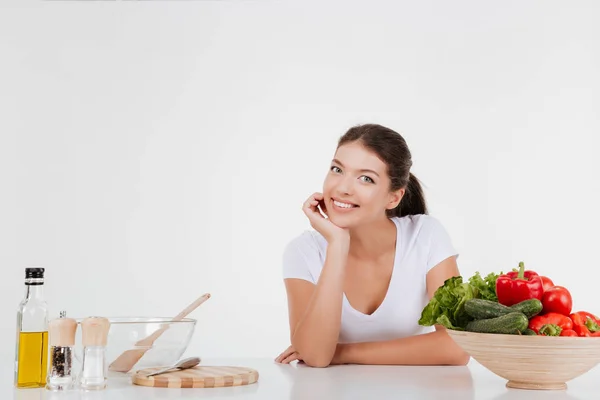 Donna felice cucina con verdure — Foto Stock