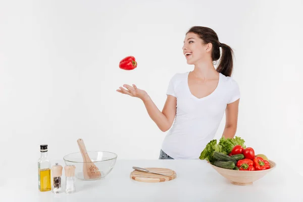 Mulher feliz cozinhar com legumes — Fotografia de Stock