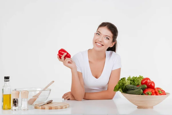 Veselá mladá žena vaření se zeleninou — Stock fotografie