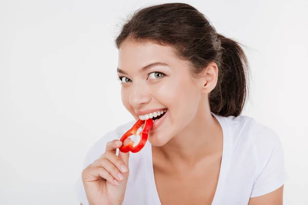 Retrato de una joven feliz comiendo verduras — Foto de Stock