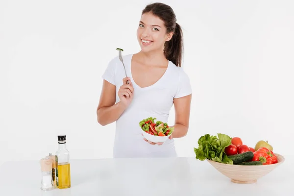 Joyeux jeune femme cuisine avec et légumes — Photo