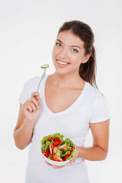 Gelukkig jongedame eten plantaardige salade — Stockfoto