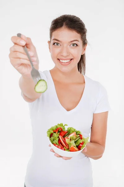 Giovane donna allegra che tiene insalata di verdure — Foto Stock