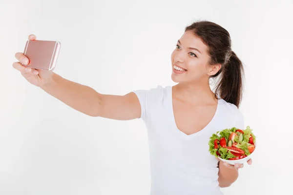 Jovem feliz tirar uma selfie com salada de legumes — Fotografia de Stock