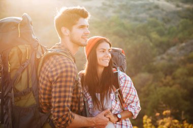 Profilde yamaçta iki turist