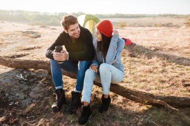 Çift çadırın yakınında