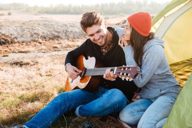 Açık havada gitar ile Çift