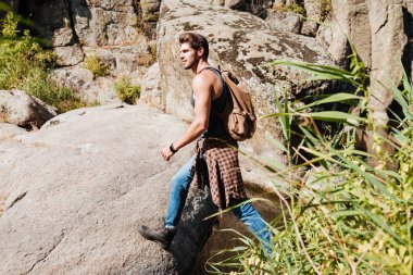 Vahşi doğada yürüyüş imkanı maceraya keşfetmek bir adam yan görünüm