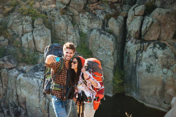 Jóvenes viajando pareja hace selfie —  Fotos de Stock