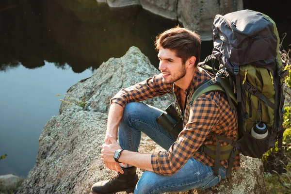 Vista superior del hombre de aventura sentado en la roca —  Fotos de Stock