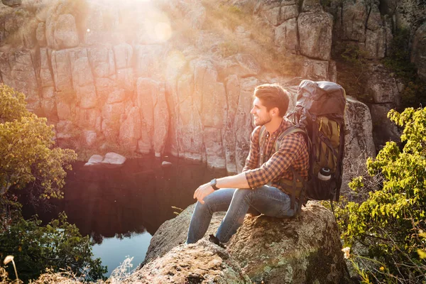 Abenteuermensch sitzt auf Felsen — Stockfoto