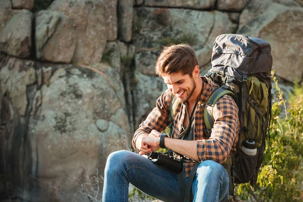 Крупним планом турист сидить на скелі — стокове фото