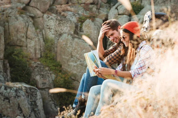 Adventure couple with map — Stock Photo, Image