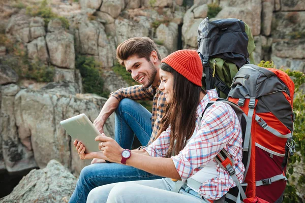 Pareja aventura con tablet —  Fotos de Stock